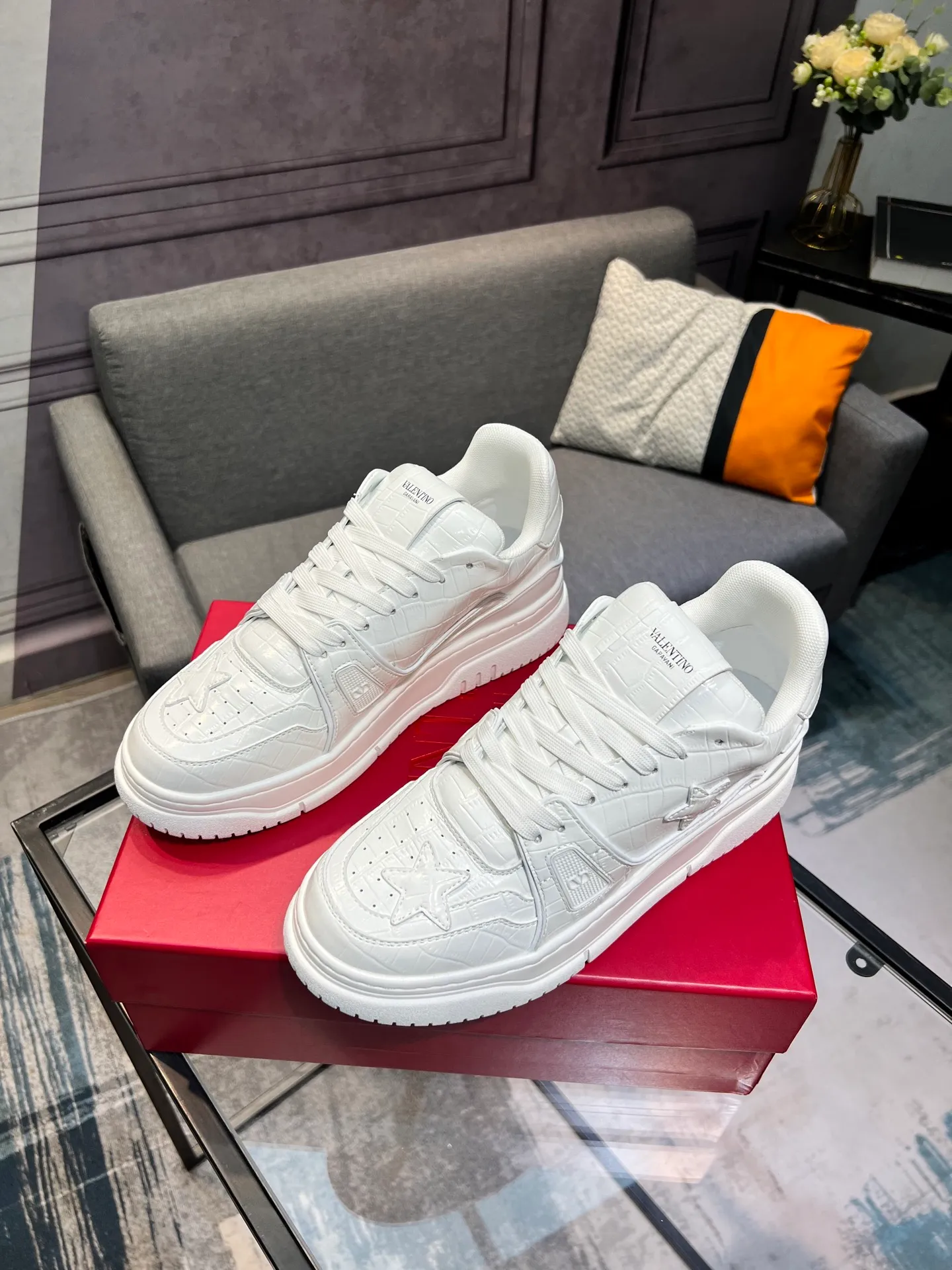 Men's Men's Shoes 💰660 Valentino 2023 early autumn new star shoes are now online! Wang Hedi and Ren Jialun have been worn by many celebrities. Who can refuse the same couple shoes as Wang Hedi! The design of Stars Stab My Heart is cool and spicy. The material of the shoes is cowhide, and every color is beautiful! Size 35-40, men’s size 39-44 (women’s 41, men’s 38, 45🉑️customized)